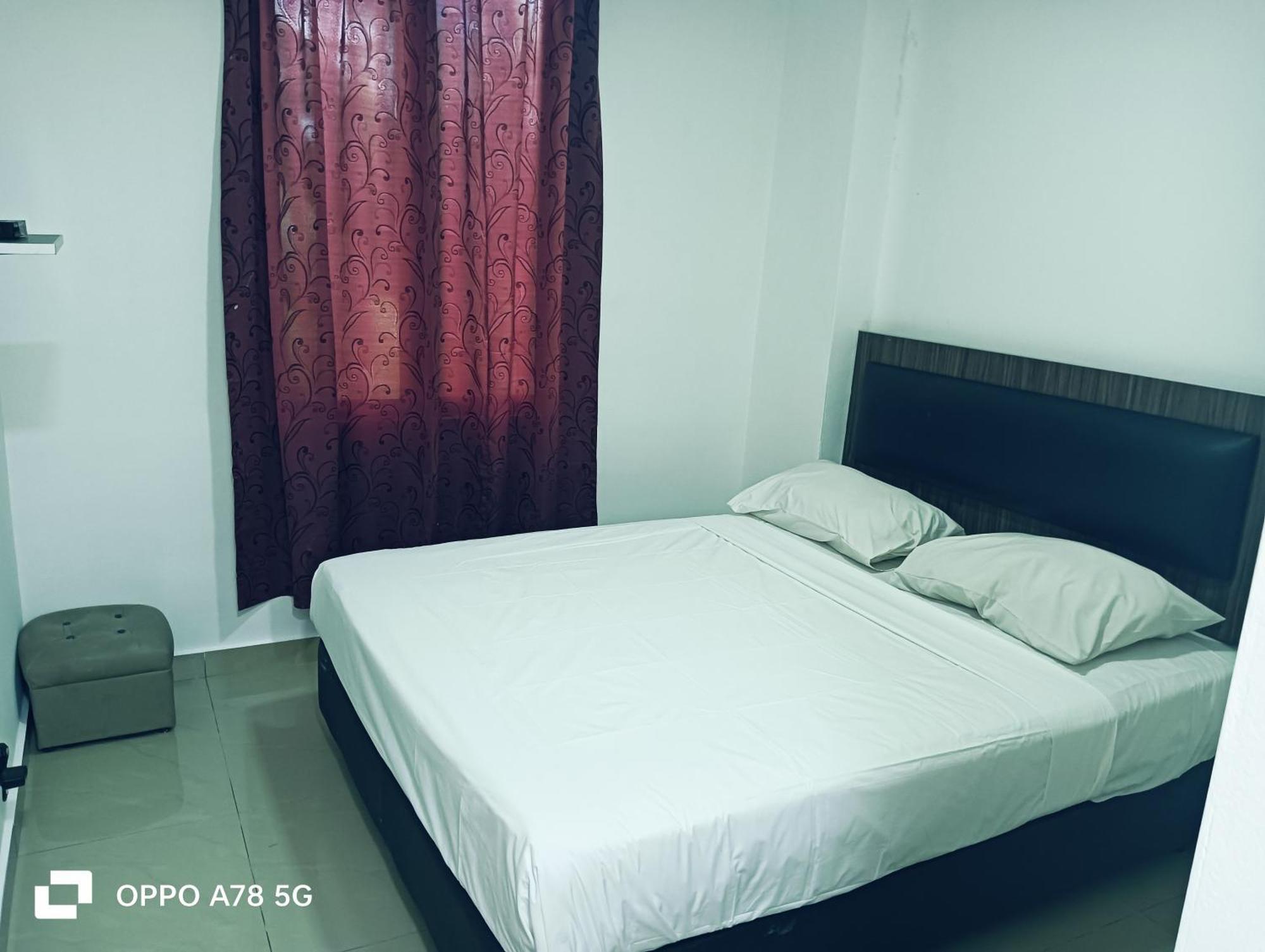 88 Star Hotel *